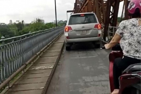 Xử lý tài xế ô tô đi lên cầu Long Biên  - Ảnh 1