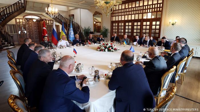 Các phái đoàn Nga và Ukraine đã gặp mặt trực tiếp tại Istanbul để thảo luận về xuất khẩu ngũ cốc. Ảnh: DW