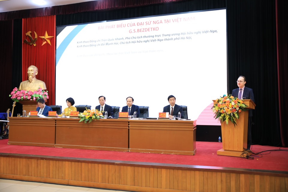 Đại sứ đặc mệnh to&agrave;n quyền CHLB Nga tại Việt Nam Gennady Bezdetko ph&aacute;t biểu tại Đại hội.