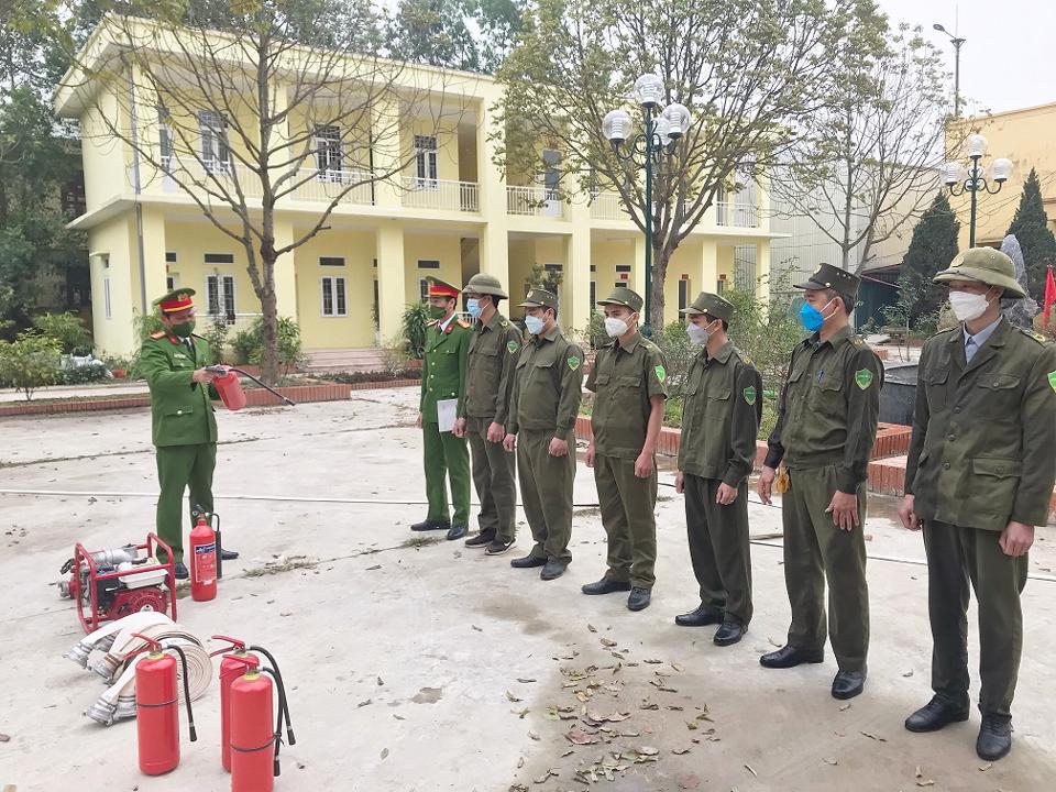 C&ocirc;ng an huyện Thường T&iacute;n hướng dẫn lực lượng d&acirc;n ph&ograve;ng thao t&aacute;c, sử dụng một số phương tiện chữa ch&aacute;y tại chỗ