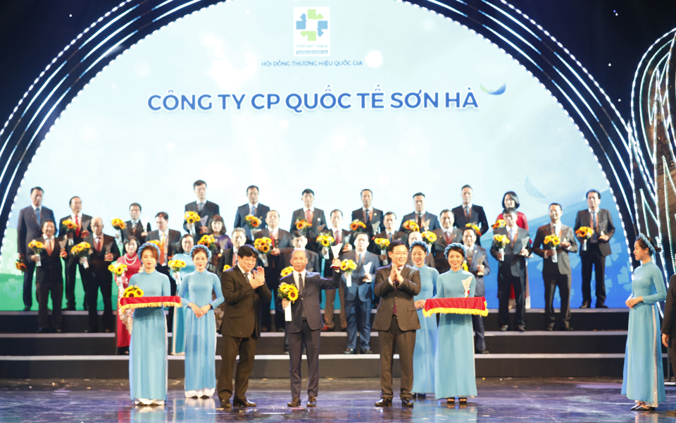 Phó Tổng Giám đốc Thường trực Nhữ Văn Hoan, Tập đoàn Sơn Hà nhận danh hiệu tại buổi lễ Thương hiệu quốc gia Việt Nam năm 2020. Ảnh: Thanh Hải