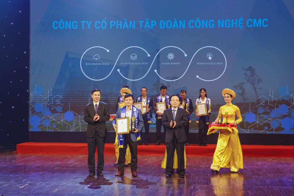 Đại diện cho Tập đoàn Công nghệ CMC, ông Nguyễn Thành Lưu - Trưởng ban Marketing và Truyền thông nhận giải thưởng