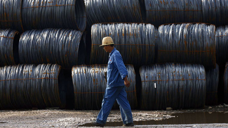 Sản xuất thép tại Trung Quốc liên tục bị gián đoạn. Ảnh: Reuters
