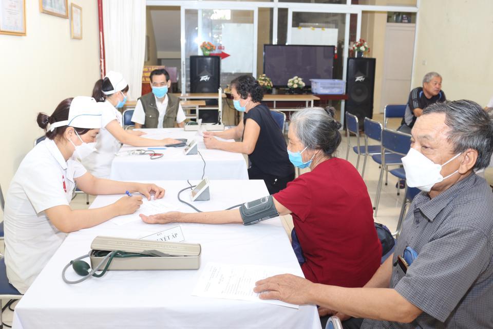 Trung tâm Nuôi dưỡng và Điều dưỡng người có công Hà Nội thăm khám sức khỏe cho người có công. Ảnh: Trần Oanh