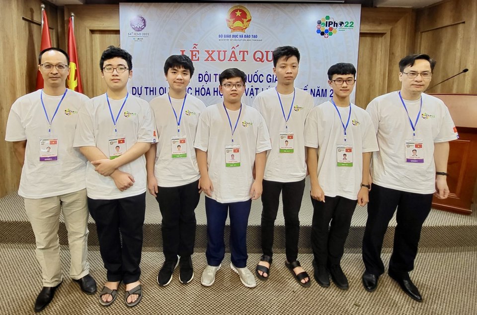 Các thành viên xuất sắc của đội Việt Nam tại Olympic Vật lí Quốc tế 2022