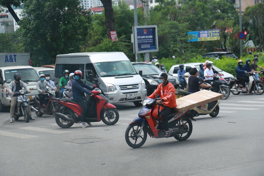 T&agrave;i xế xe &ocirc;m c&ocirc;ng nghệ nhận vận chuyển cả những đơn h&agrave;ng cồng kềnh.&nbsp;