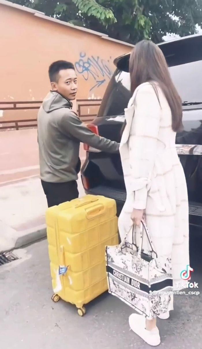 Hình ảnh Quang Linh Vlogs đưa Hoa hậu Thùy Tiên ra sân bay - Ảnh 2