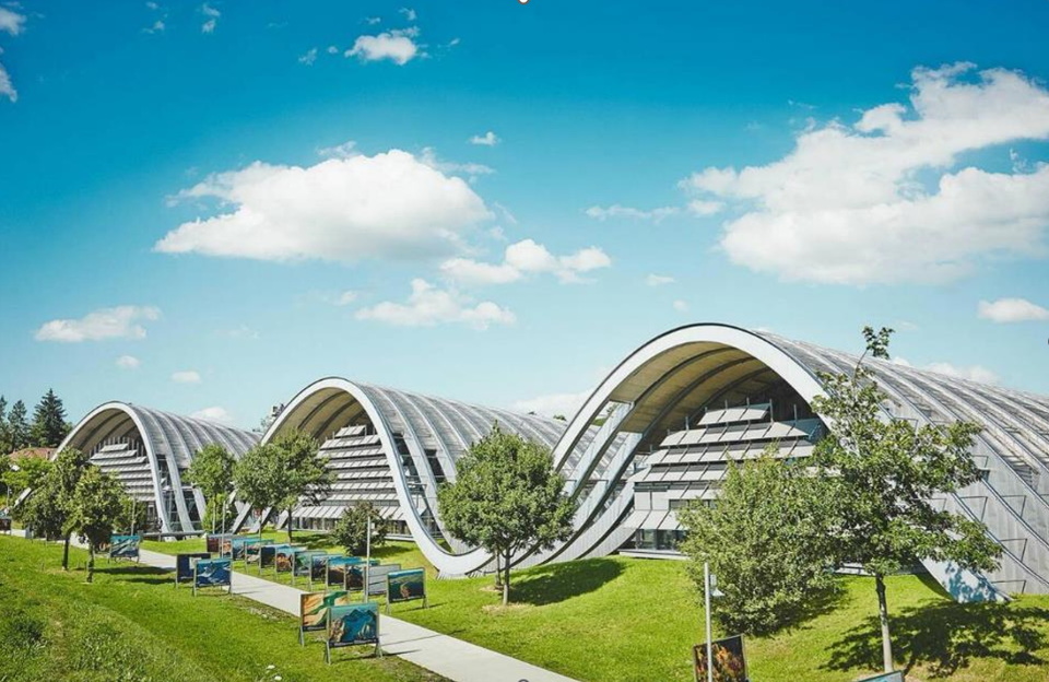 Bảo t&agrave;ng Zentrum Paul Klee - một bảo t&agrave;ng nghệ thuật hiện đại v&agrave; l&agrave; trung t&acirc;m triển l&atilde;m ở TP Bern, lấy theo t&ecirc;n của một nghệ sĩ nổi tiếng Thụy Sĩ. Zentrum Paul Klee bao gồm c&aacute;c ph&ograve;ng triển l&atilde;m, một kh&aacute;n ph&ograve;ng lớn, thư viện, qu&aacute;n ăn, cửa h&agrave;ng bảo t&agrave;ng, ph&ograve;ng cho c&aacute;c sự kiện v&agrave; cuộc họp đặc biệt, v&agrave; kh&ocirc;ng gian nghệ thuật cho trẻ em.