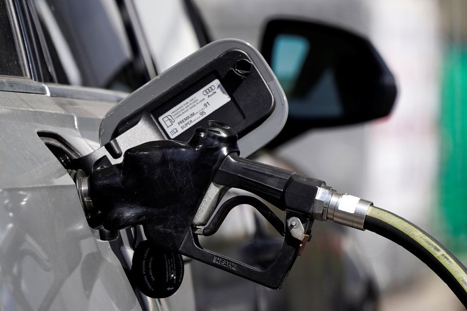 Bơm xăng cho phương tiện tại trạm xăng ở Beverly Boulevard, bang &nbsp;California (Mỹ). Ảnh: Reuters