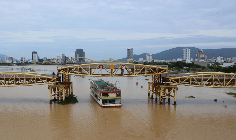 Cầu Nguyễn Văn Trỗi đang n&acirc;ng nhịp.