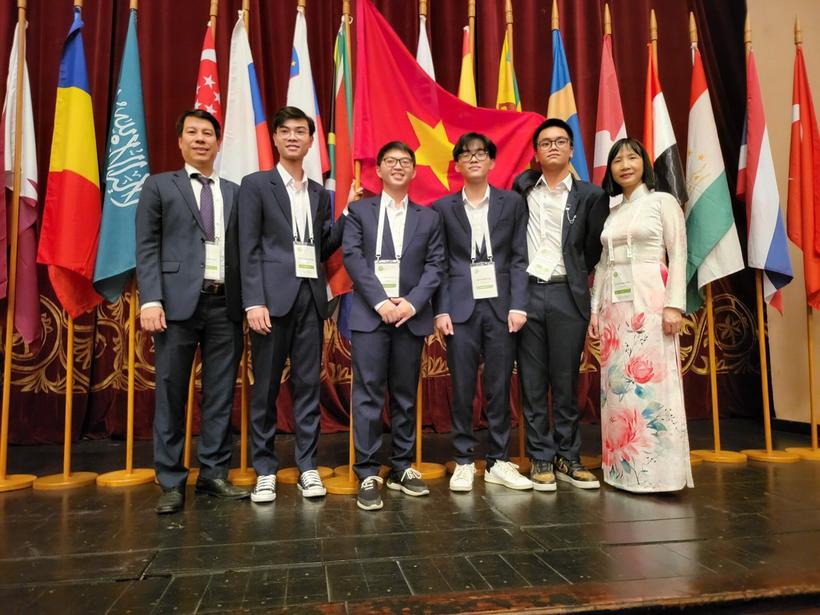4 học sinh đội Việt Nam cùng các thầy cô tại Olympic Sinh học quốc tế 2022