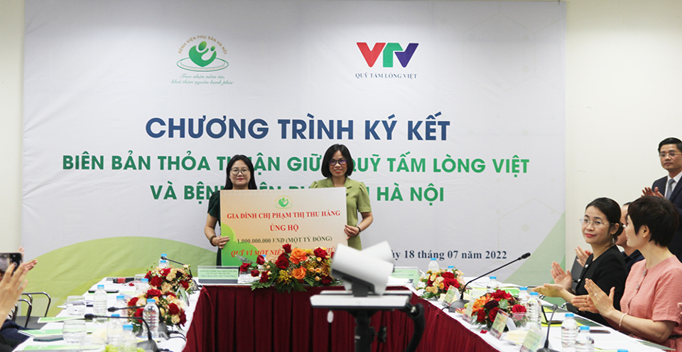 Gia đ&igrave;nh b&agrave; Phạm Thị Thu Hằng ủng hộ quỹ 1 tỷ đồng.