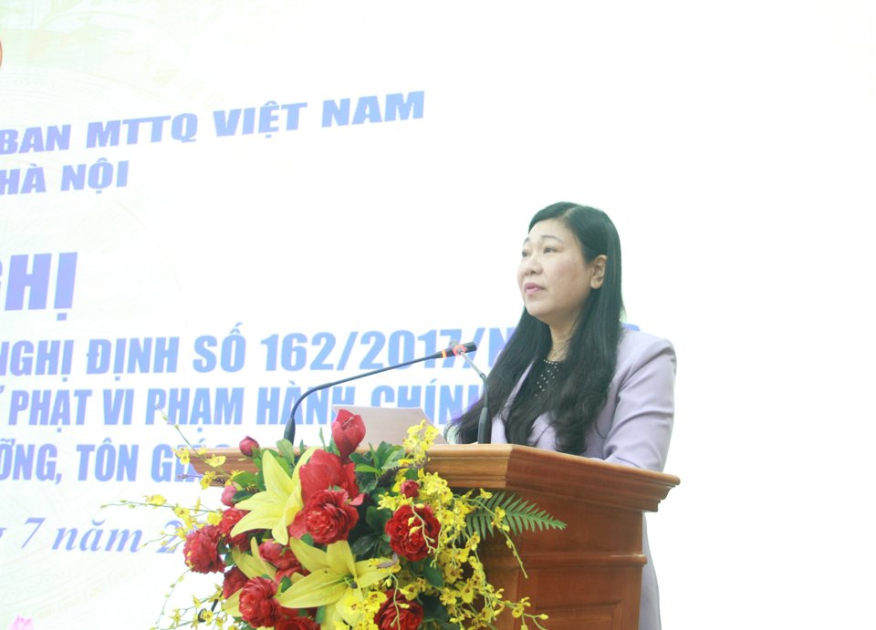 Chủ tịch Ủy ban MTTQ Việt Nam TP H&agrave; Nội Nguyễn Lan Hương ph&aacute;t biểu tại hội nghị