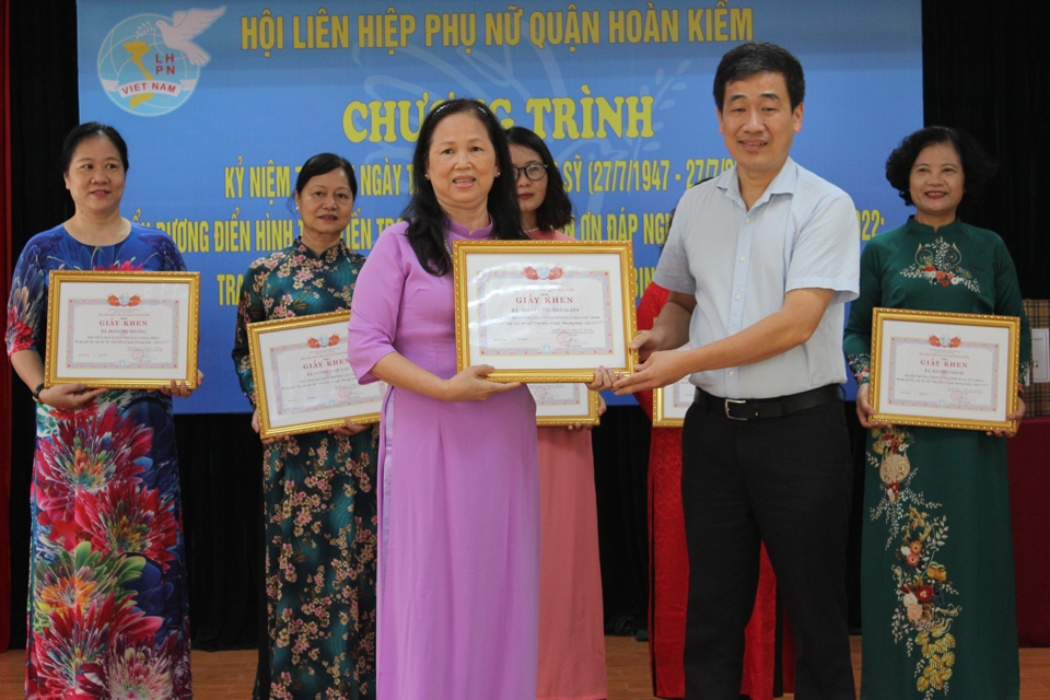 Ph&oacute; Chủ tịch UBND quận Nguyễn Quốc Ho&agrave;n trao giải Nhất&nbsp;trao giải cuộc thi viết ""T&igrave;m hiểu Ng&agrave;y Thương binh - Liệt sỹ"&nbsp;