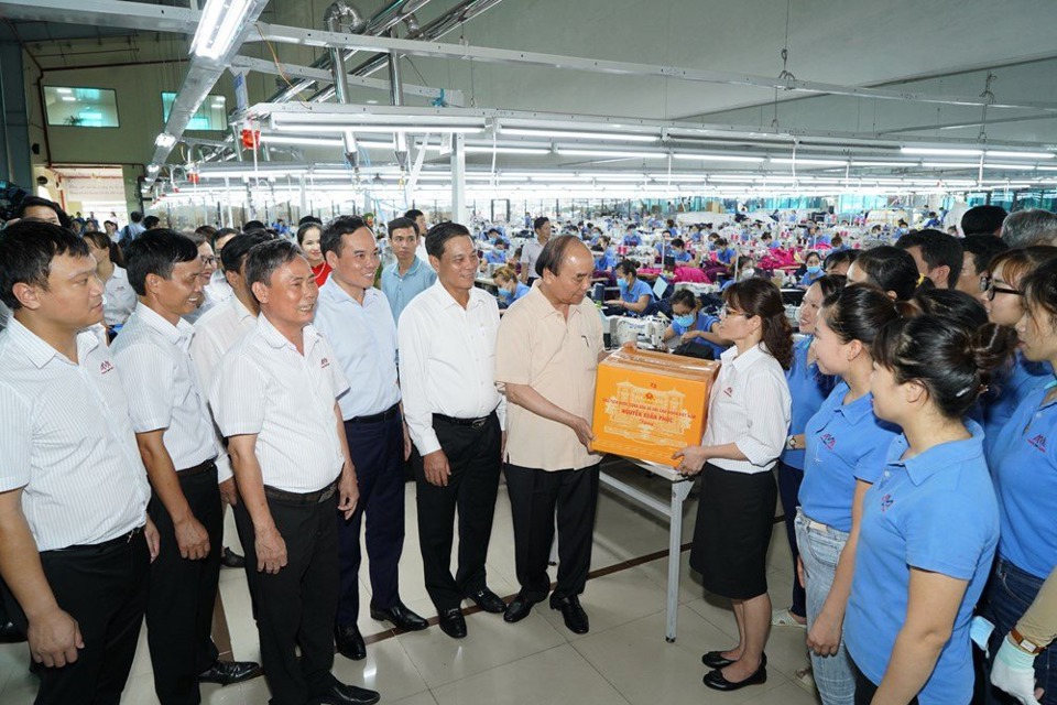 Chủ tịch nước thăm, tặng qu&agrave; người lao động đang l&agrave;m việc tại C&ocirc;ng ty TNHH Thương mại Sao Mai.