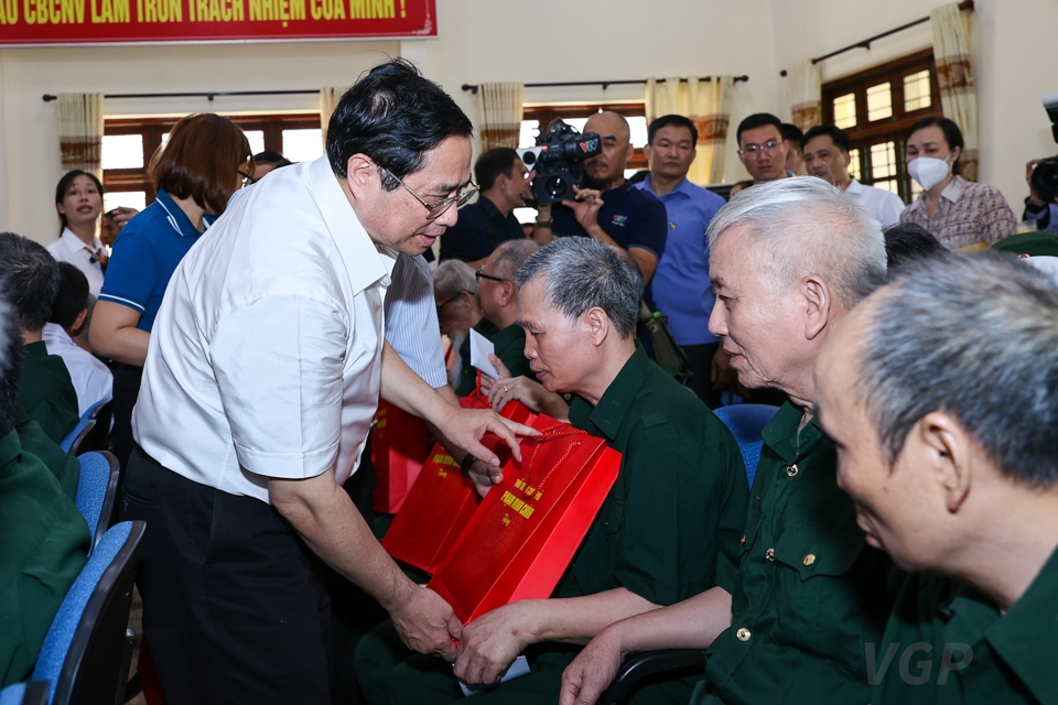 Thủ tướng thăm, tặng qu&agrave; tại Trung t&acirc;m điều dưỡng thương binh Kim Bảng, H&agrave; Nam.
