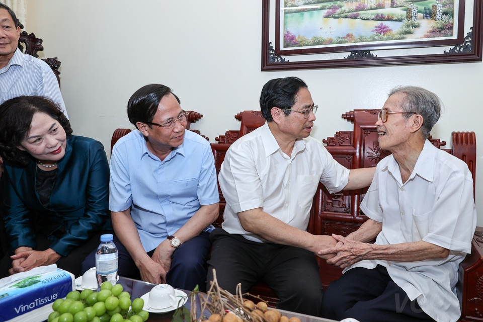 Thủ tướng thăm gia đ&igrave;nh liệt sĩ L&ecirc; Văn Dũng tại phường Minh Khai, th&agrave;nh phố Phủ L&yacute;.
