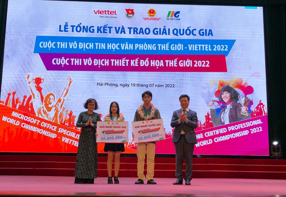 Hà Minh Thư (thứ 2 từ trái sang)- 1 trong 3 nhà vô địch của cuộc thi Vô địch thiết kế đồ họa thế giới 2022