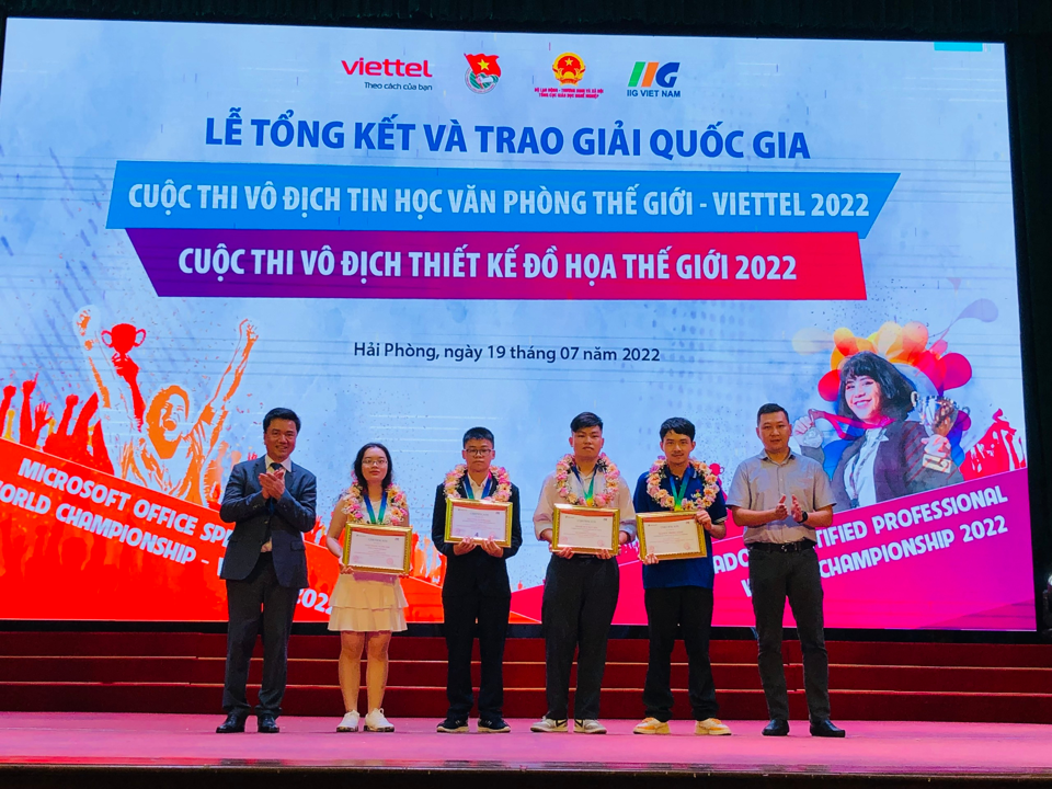 Bùi Công Minh (đứng thứ 3 từ trái sang- học sinh lớp 11N2 trường THCS&THPT Nguyễn Tất Thành) là 1 trong 6 nhà vô địch của cuộc thi Vô địch Tin học văn phòng thế giới -Viettel 2022