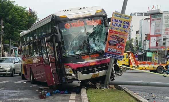 Tai nạn giao thông hôm nay (20/7):Hai xe khách tông nhau, lái xe bị mắc kẹt - Ảnh 1