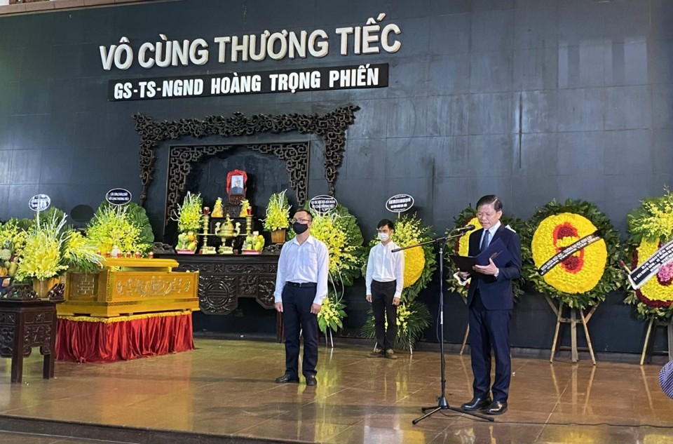 TS Ho&agrave;ng Anh Tuấn - Hiệu trưởng Trường ĐHKHXH&amp;NV, ĐHQG H&agrave; Nội, đọc Điếu văn tại Lễ truy điệu GS-TS-NGND Ho&agrave;ng Trọng Phiến tại Nh&agrave; tang lễ Quốc gia - 5 Trần Th&aacute;nh T&ocirc;ng, H&agrave; Nội. Ảnh: T.T.H