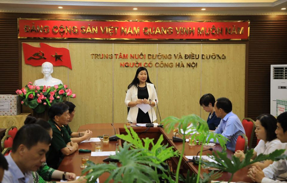 Chủ tịch Uỷ ban MTTQ TP H&agrave; Nội Nguyễn Lan Hương tại buổi l&agrave;m việc