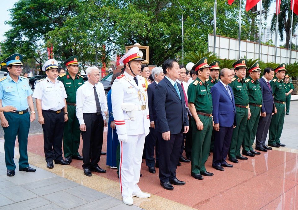 Chủ tịch nước Nguyễn Xu&acirc;n Ph&uacute;c c&ugrave;ng đo&agrave;n đại biểu thắp hương tưởng niệm c&aacute;c Anh h&ugrave;ng liệt sĩ