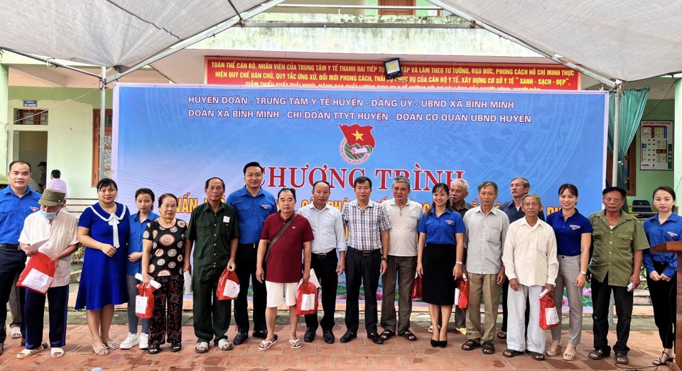 C&aacute;c thương bệnh binh, gia đ&igrave;nh ch&iacute;nh s&aacute;ch x&atilde; B&igrave;nh Minh được tuổi trẻ Thanh Oai v&agrave; c&aacute;c cấp ủy, ch&iacute;nh quyền tổ chức thăm kh&aacute;m, tư vấn chăm s&oacute;c sức khỏe v&agrave; tặng qu&agrave;. Ảnh: B&igrave;nh Minh