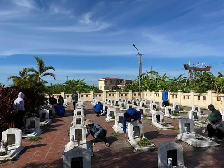 Tuổi trẻ huyện Thanh Oai vệ sinh, chỉnh trang bia mộ tại nghĩa trang liệt sỹ. Ảnh: B&igrave;nh Minh