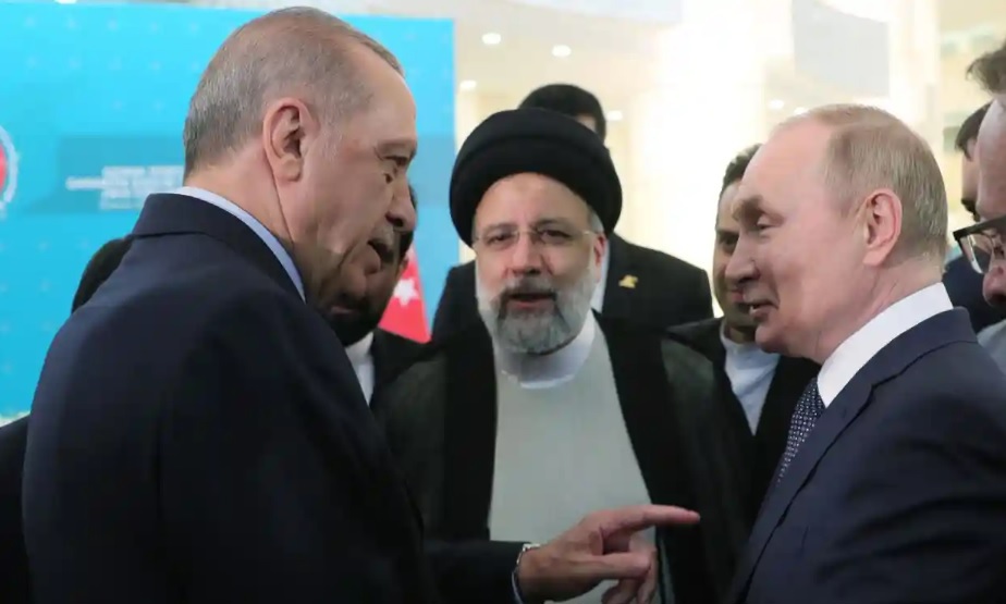 Tổng thống Nga Vladimir Putin gặp tổng thống Iran, Ebrahim Raisi (giữa) v&agrave; tổng thống Thổ Nhĩ Kỳ, Recep Tayyip Erdoğan (tr&aacute;i), tại Tehran. Ảnh: AP