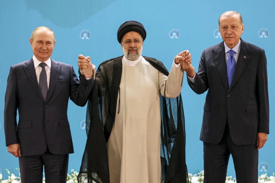 Tổng thống Nga Vladimir Putin (trái), Tổng thống Iran Ebrahim Raisi (giữa) và Tổng thống Thổ Nhĩ Kỳ RecepTayyip Erdogan chụp ảnh chung trước cuộc hội đàm tại lâu đài Saadabad ở Tehran ngày 19/7. Ảnh: AP