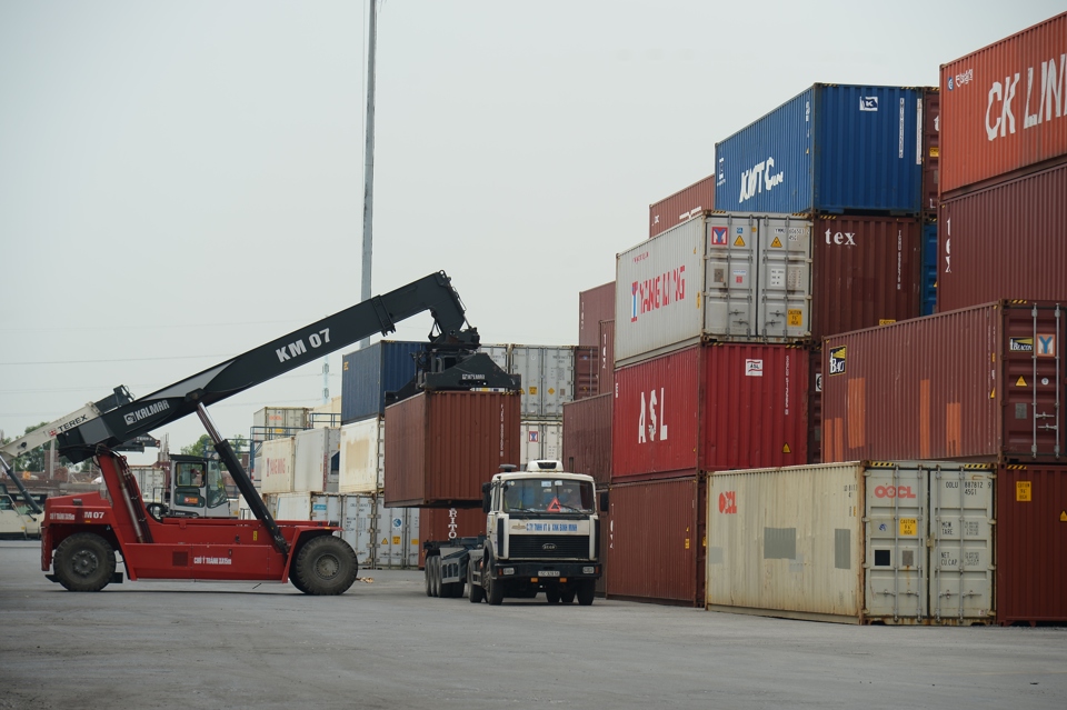 Bốc xếp hàng xuất khẩu tại cảng Hải Phòng. Ảnh: Phạm Hùng