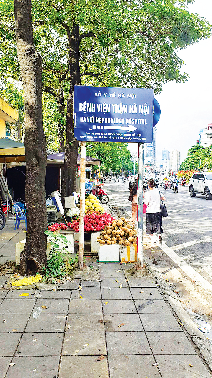 Vỉa hè cạnh ngõ 99 đường Nguyễn Chí Thanh bị lấn chiếm - Ảnh 1