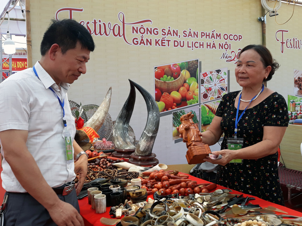 Người tiêu dùng mua sản phẩm OCOP tại Festival nông sản, sản phẩm OCOP gắn kết Du lịch Hà Nội năm 2022. Ảnh: Hoài Nam
