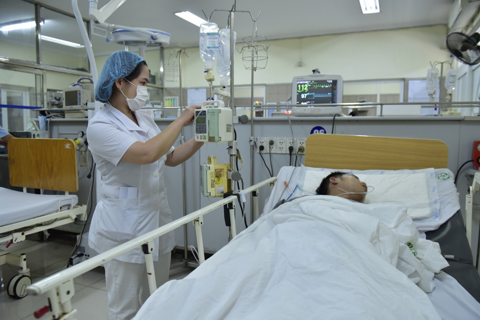 Nhân viên y tế chăm sóc bệnh nhân tại Bệnh viện Bạch Mai.  Ảnh Phạm Hùng (2)