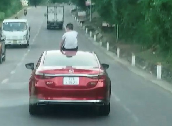 Xử phạt nữ tài xế để con trai ngồi trên nóc ô tô - Ảnh 1