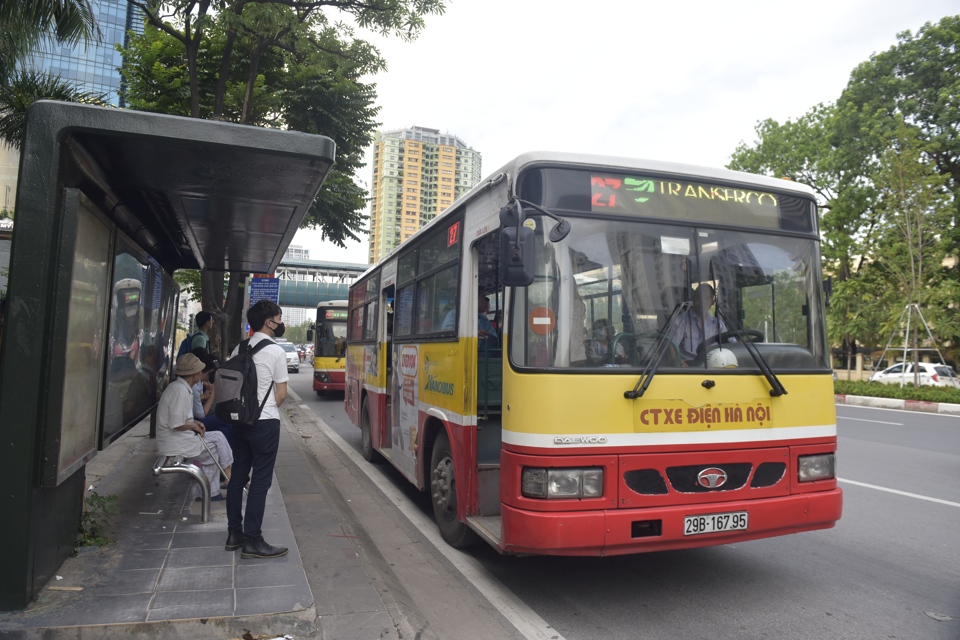 Xe buýt hoạt động trên đường Nguyễn Chí Thanh, Hà Nội.  Ảnh: Phạm Hùng