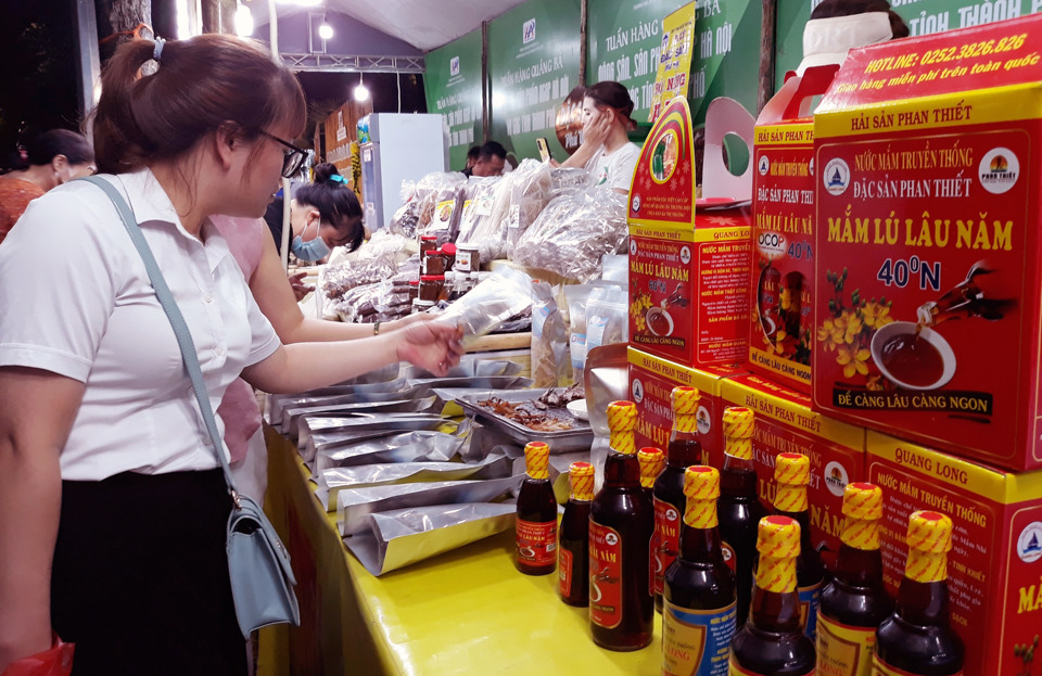 Người ti&ecirc;u d&ugrave;ng mua h&agrave;ng Việt Nam chất lượng cao tại Tuần lễ sản phẩm OCOP.