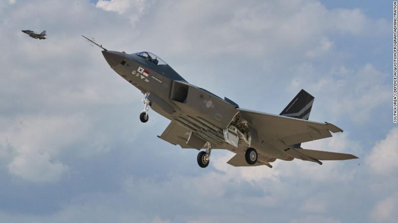 M&aacute;y bay chiến đấu KF-21 của H&agrave;n Quốc tự sản xuất đ&atilde; c&oacute; chuyến bay đầu ti&ecirc;n. Ảnh: CNN