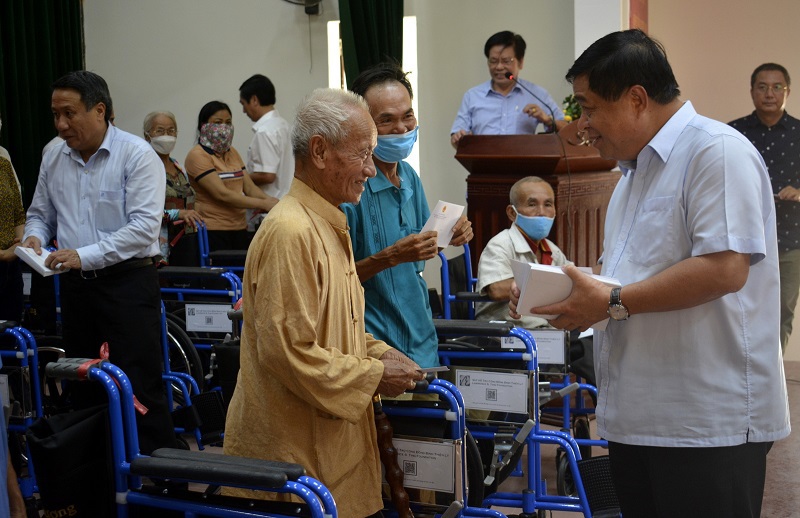 Bộ trưởng Nguyễn Ch&iacute; Dũng v&agrave; c&aacute;c đại biểu thăm hỏi, tặng qu&agrave;.