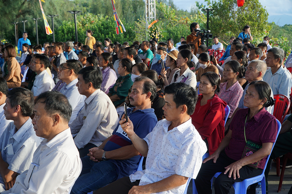 Người th&acirc;n c&aacute;c liệt sĩ Gạc Ma tham dự lễ&nbsp;Lễ tưởng niệm, cầu si&ecirc;u anh linh c&aacute;c anh h&ugrave;ng liệt sĩ Gạc Ma.