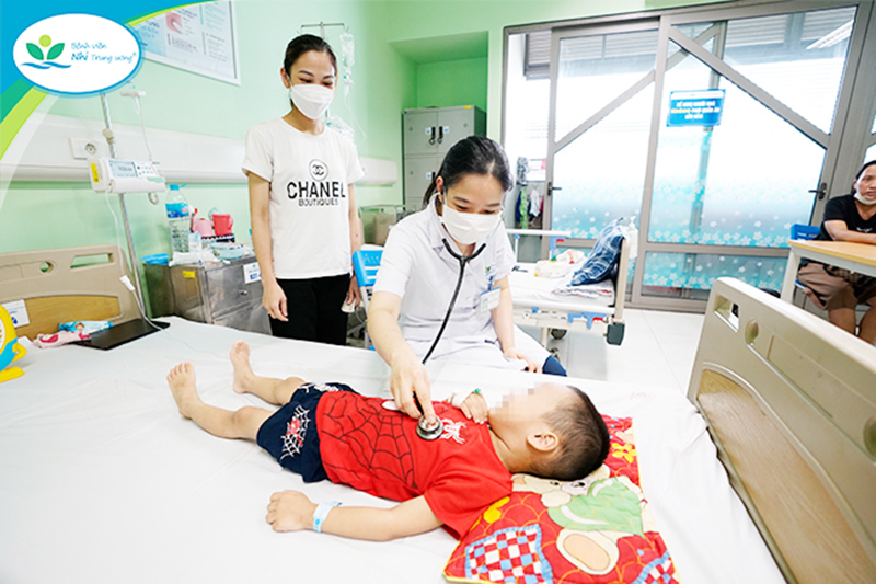 B&aacute;c sĩ Nguyễn Thị Ngọc đang thăm kh&aacute;m cho bệnh nhi ngộ độc vitamin D.