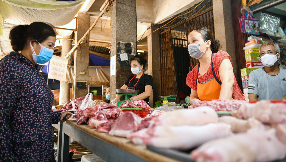 Người ti&ecirc;u d&ugrave;ng mua thịt lợn tại chợ truyền thống