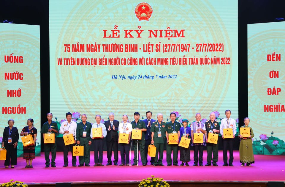 B&iacute; thư Th&agrave;nh ủy H&agrave; Nội Đinh Tiến Dũng v&agrave; l&atilde;nh đạo Đảng, Nh&agrave; nước tặng qu&agrave; c&aacute;c người c&oacute; c&ocirc;ng với c&aacute;ch mạng.