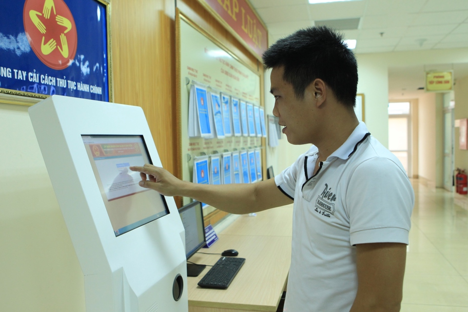 Người dân cập nhật thông tin điện tử tại UBND quận Hoàn Kiếm. Ảnh: Công Hùng