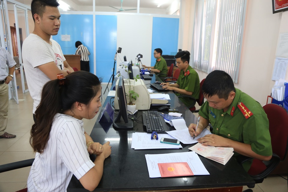 Người dân làm CCCD cập nhật dữ liệu dân cư tại Phòng quản lý Xuất nhập cảnh Hà Nội. Ảnh: Công Hùng
