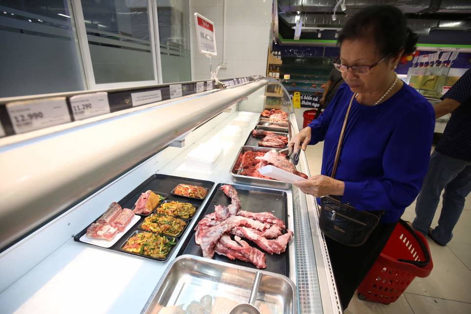Người tiêu dùng chọn mua thực phẩm tại siêu thị Vinmart trên địa bàn quận Cầu Giấy. Ảnh: Phạm Hùng