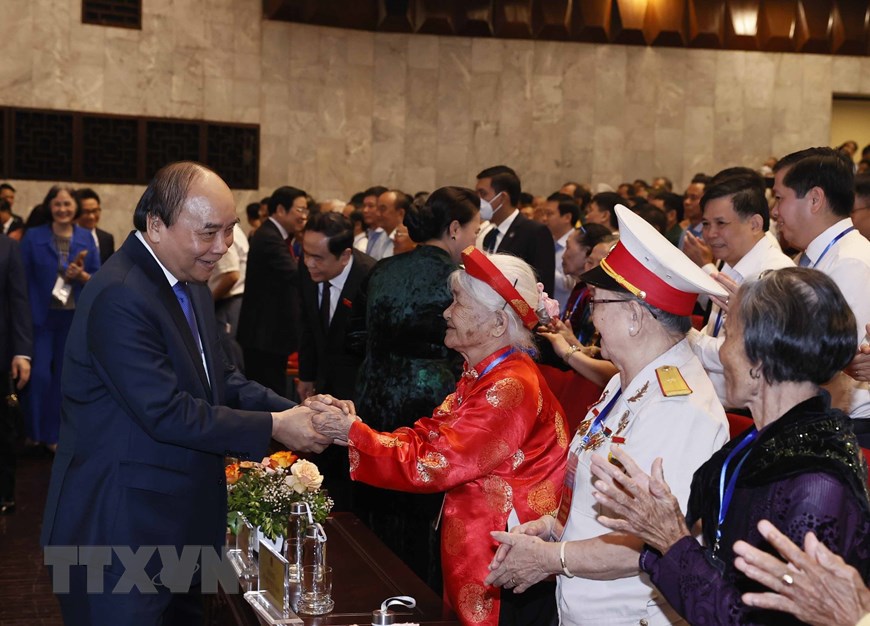 Chủ tịch nước Nguyễn Xu&acirc;n Ph&uacute;c với c&aacute;c Mẹ Việt Nam Anh h&ugrave;ng tại Lễ kỷ niệm. (Ảnh: Thống Nhất/TTXVN) &nbsp;