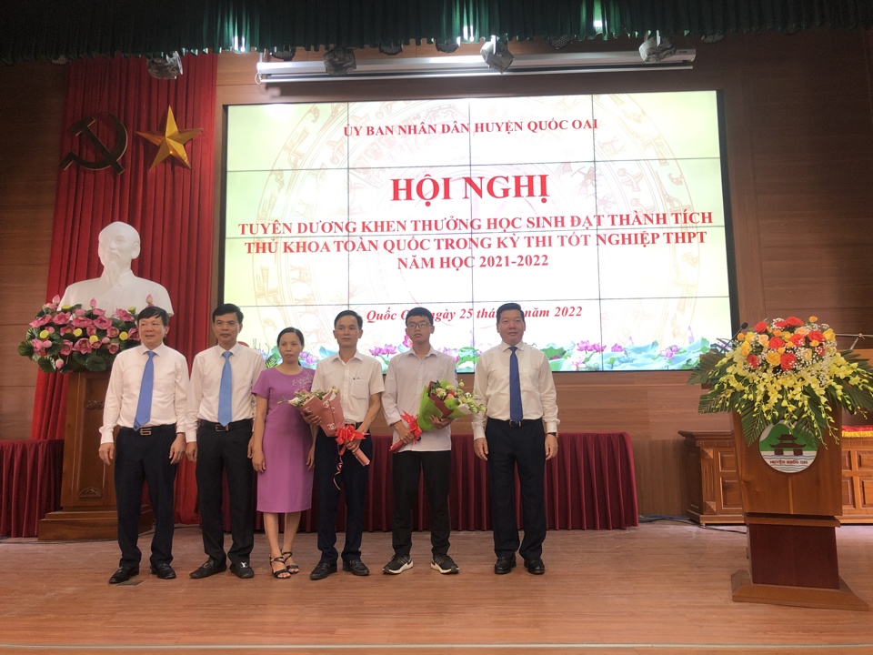 Huyện Quốc Oai khen thưởng em Nguyễn Ngọc Lễ đ&atilde; c&oacute; th&agrave;nh t&iacute;ch xuất sắc trong kỳ thi THPT Quốc gia 2022