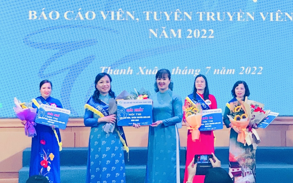 Ban tổ chức đ&atilde; trao giải Nhất cho th&iacute; sinh Vũ Thị Thanh Th&uacute;y&nbsp; (Chủ tịch Hội Phụ nữ phường Khương Đ&igrave;nh); giải Nh&igrave; thuộc về th&iacute; sinh Phạm Thị C&uacute;c T&uacute; (Chủ tịch Hội Phụ nữ phường Thanh Xu&acirc;n Bắc)